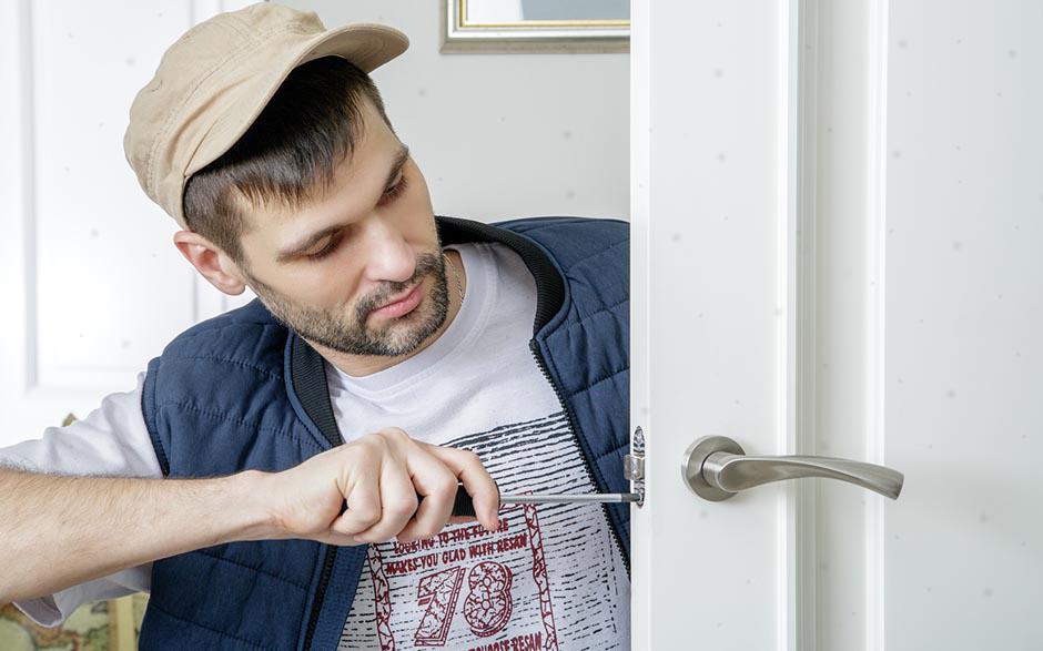 comment ouvrir une serrure de porte Mennecy