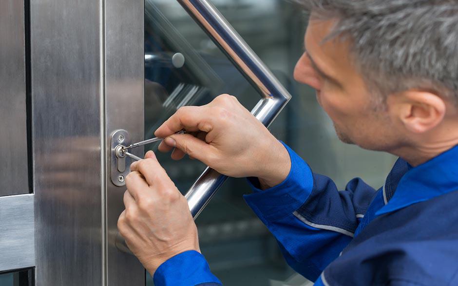 comment ouvrir une serrure de porte Mennecy