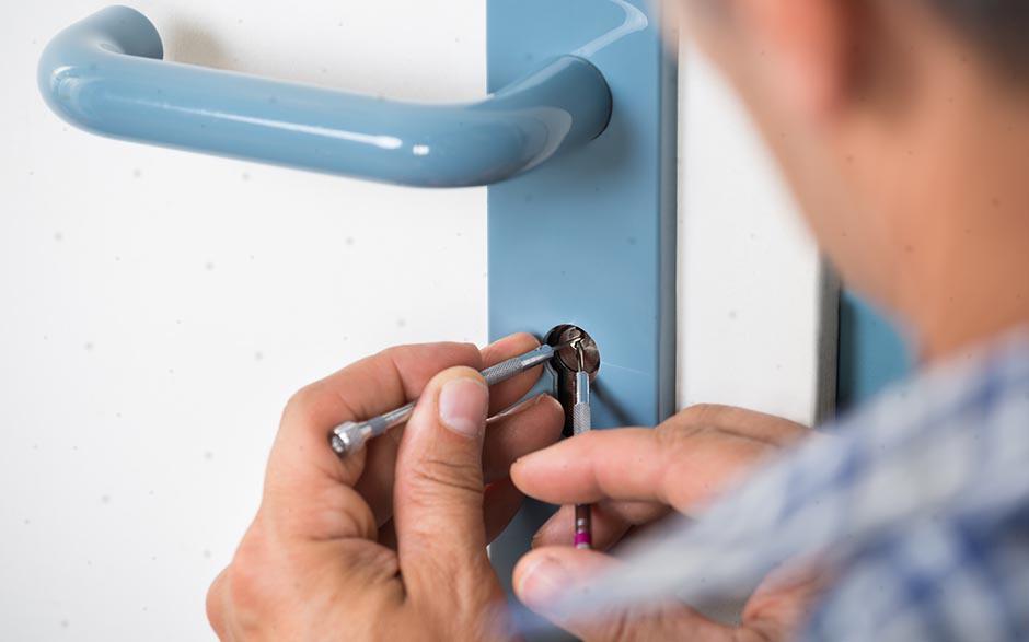 comment ouvrir une serrure de porte Mennecy