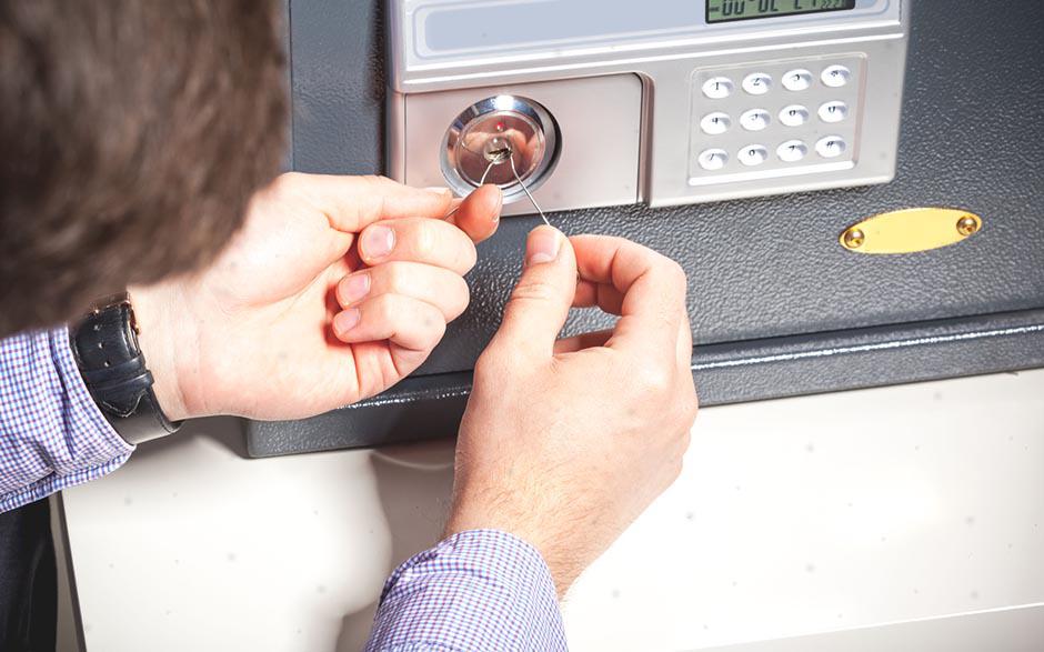 comment ouvrir une serrure de porte Mennecy